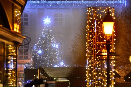 Adventi vasárnap a remény gyertyájával Székesfehérvár Belvárosában